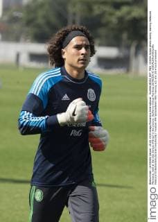 01250614DDI_ENT_MEX_OCHOA Action photo during training Seleccion Mexicana, held at the club Santos of Brazil in the picture: Guillermo Ochoa Martinez 25 06 2014 xOSVALDOxAGUILARx 