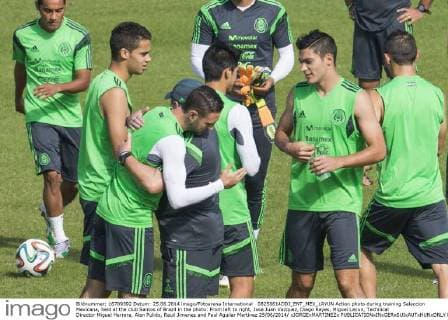 08250614DDI_ENT_MEX_LAYUN Action photo during training Seleccion Mexicana, held at the club Santos of Brazil in the photo: From left to right, Jose Juan Vazquez, Diego Reyes, Miguel Layun, Technical Director Miguel Herrera, Alan Pulido, Rauil Jimenez and Paul Aguilar Martinez 25 06 2014 xJORGExMARTINEZx 