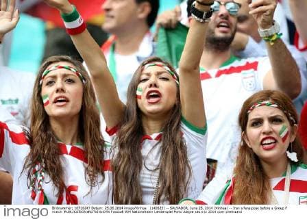 (140625) -- SALVADOR, June 25, 2014 (Xinhua) -- Iran s fans pose before a Group F match 