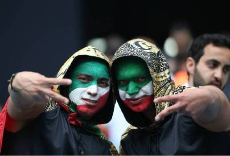 (140625) -- SALVADOR, June 25, 2014 (Xinhua) -- Iran s fans pose before a Group F match 