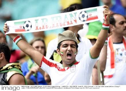 (140625) -- SALVADOR, June 25, 2014 (Xinhua) -- An Iran s fan poses before a Group F match 