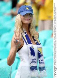 (140625) -- SALVADOR, June 25, 2014 (Xinhua) -- A Bosnia And Herzegovina s fan poses before a Group F match 