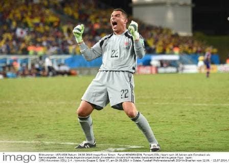 Faryd MONDRAGON, Torwart (COL) feiert nach 16 Jahren sein Comeback als Nationalspieler,Jubel,Freude,Begeisterungel,Aktion,Einzelaktion,Einzelbild,Freisteller,Ganzkoerperaufnahme,ganze Figur. Japan (JPN)-Kolumbien (COL) 1-4 . Vorrunde Gruppe C, Spiel 37, am 24.06.2014 in Cuiaba. Fussball Weltmeisterschaft 2014 in Brasilien vom 12.06. - 13.07.2014.