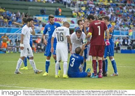 Tumult im Strafraum nach der Beissattacke von Luis SUAREZ (URU), Nr. 9, links, gegen Giorgio CHIELLINI (ITA) der am Boden sitzt, Rudelbildung, Proteste, Italien ITA - Uruguay URU 0:1, Vorrunde Gruppe D, am 24.06.2014 in Natal; Fussball Weltmeisterschaft 2014.