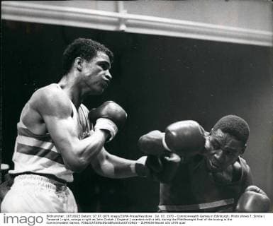 Großbritannien, Black History Month im Oktober - Sport Jul. 07, 1970 - Commonwealth Games in Edinburgh: Photo shows T. Simba ( Tanzania ) right, swings a right as John Conteh ( England ) counters with a left, during the Middleweight final of the boxing in the Commonwealth Games.  - ZUMAk09
