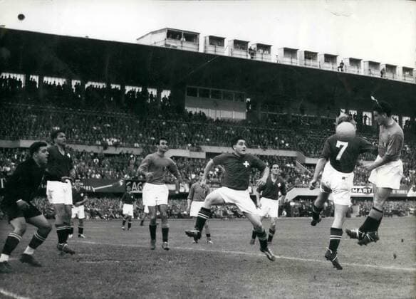 Jun. 17, 1954 - World s cup: Switzerland beats Italy by 2 to 1.: An Incident for the games before the Swiss gate. Swiss goalkeeper Eugene Parlier is seen at left.  - ZUMAk09