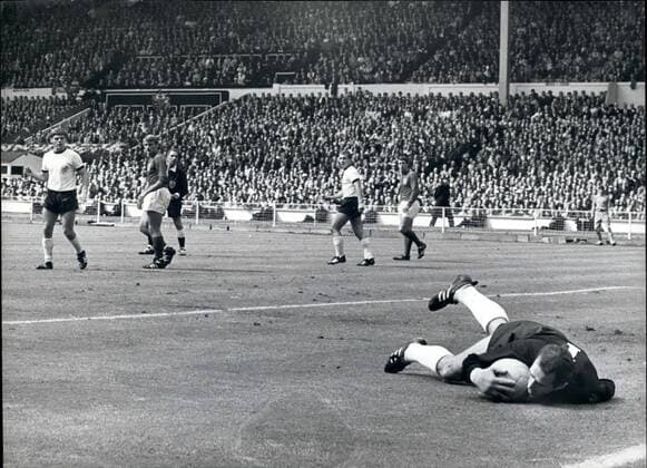 Fußball, WM 1966, Finale in Wembley, England - Deutschland 4-2 n.V. Jul. 30, 1966 - World Cup Football England Versus West Germany World Cup Final at London, Wembley.: Photo shows Hans Tilkowski, the West German goalkeeper, saves a shot from England s bobby Charlton during the world cup Final at London, Wembley today.  - ZUMAk09