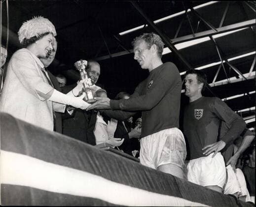 Fußball, WM 1966, Finale in Wembley, England - Deutschland 4-2 n.V. Jul. 30, 1966 - World Cup Football: England win the world cup after defeating West Germany at Wembley, London. Photo Shows Bobby Moore, the England captain is all smiles after receiving the Jules-Rimet Trophy from H.M. the Queen Elizabeth II. after England s victory in the World Cup final at Wembley, London today.  - ZUMAk09