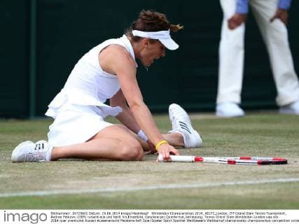 Wimbledon Championships 2014, AELTC,London, ITF Grand Slam Tennis Tournament, Andrea Petkovic (GER) rutscht aus und faellt hin,Einzelbild, Ganzkoerper,Querformat,Verletzung,