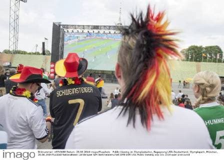 Public Viewing im Olympiastadion, Begegnung USA-Deutschland, Olympiapark, München. 26.06.2014