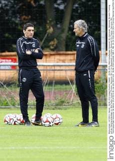 26.06.2014, Mehrkampfanlage Hannover 96, Hannover, Hannover 96 beim Training auf der Mehrkampfanlage, im Bild Tayfun Korkut (Trainer, Hannover 96, li.) im Gespraech mit Xaver Zembrod (Co-Trainer, Hannover 96) Trainingsauftakt Hannover 96 Saison 2014 2015