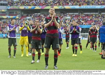 Die deutschen Spieler, vorne Per MERTESACKER (GER), applaudieren nach dem Spiel zu den Zuschauern, Dank für Anfeuerung, USA (USA) - Deutschland (GER) 0:1, Vorrunde Gruppe G, am 26.06.2014 in Recife; Fussball Weltmeisterschaft 2014.