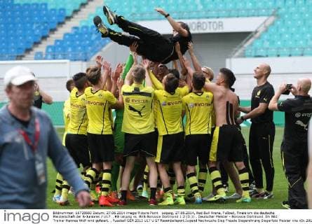 Leipzig, 27.06.2014, Red Bull Arena, Fußball, Finale um die deutsche Meisterschaft der B-Junioren U17. , RB Leipzig vs. BVB Borussia Dortmund 1:2 (0:1) , Deutscher Meister - Borussia Dortmund. Im Bild: Trainer Hannes Wolf wird gefeiert. ,
