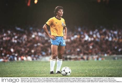 Fussball Internationales Testspiel in Rio Brasilien 1 - 0 Deutschland 21.03.1982 ZICO (Brasilien) mit Ball FOTO: WEREK Pressebildagentur xxNOxMODELxRELEASExx