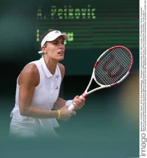 Wimbledon Championships 2014, AELTC,London, ITF Grand Slam Tennis Tournament, Blick durch den Schiedsrichterstuhl auf Andrea Petkovic (GER),Einzelbild, Halbkoerper,Hochformat,