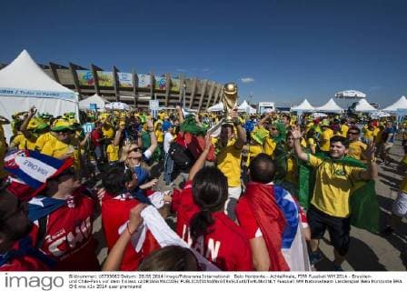 Belo Horizonte - Achtelfinale, FIFA Fussball WM 2014 - Brasilien- und Chile-Fans vor dem Einlass xADRIANxMACIASx 
