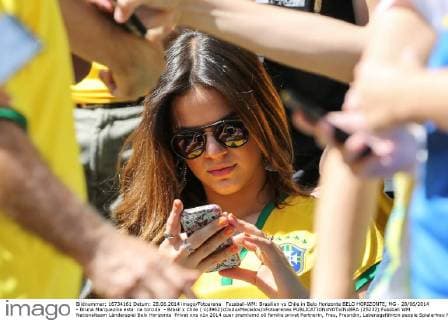 Fussball-WM: Brasilien vs Chile in Belo Horizonte BELO HORIZONTE, MG - 28 06 2014 - Bruna Marquezine esta na torcida - Brasil x Chile ( x(3962)xDuduxMacedox xFotoarenax  (25232)