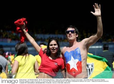 Chile s fans pose before a Round of 16 match 2014 FIFA World Cup at the Estadio Mineirao Stadium in Belo Horizonte on June 28, 2014.(Xinhua LixMing)(rh) (SP) BELO HORIZONTE-WORLD CUP 2014-- 