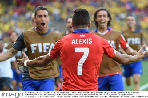 Chile s Alexis Sanchez (No.7) celebrates the goal during a Round of 16 match between Brazil and Chile of 2014 FIFA World Cup at the Estadio Mineirao Stadium in Belo Horizonte on June 28, 2014.(Xinhua LiuxDawei)(rh) (SP) BELO HORIZONTE-WORLD CUP 2014-- 