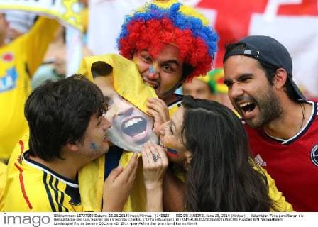 (140628) -- RIO DE JANEIRO, June 28, 2014 (Xinhua) -- Kolumbien-Fans persiflieren die Beissattacke von Luis Suarez gegen Giorgio Chiellini. (Xinhua Xu Zijian)(rh) (SP) 