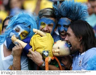 (140628) -- RIO DE JANEIRO, June 28, 2014 (Xinhua) -- Uruguay-Fans persiflieren die Beissattacke von Luis Suarez gegen Giorgio Chiellini (Xinhua Wang Lili)(pcy) (SP) 