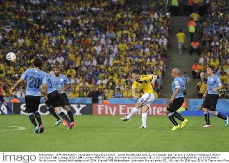 James RODRIGUEZ (COL,2.v.re) schiesst das Tor zum 1-0,Aktion,Torschuss,li.Alvaro GONZALEZ (URU),Diego GODIN (URU),Alvaro PEREIRA (URU). Kolumbien (COL)-Uruguay (URU) 2-0. Achtelfinale,2.Runde,Spiel 50, am 28.06.2014 in Rio de Janeiro. Fussball Weltmeisterschaft 2014.