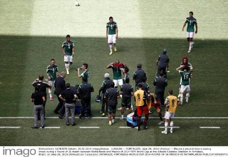 (140629) -- FORTALEZA, June 29, 2014 (Xinhua) -- Mexico s players take a cooling break during a Round of 16 match between Netherlands and Mexico of 2014 FIFA World Cup at the Estadio Castelao Stadium in Fortaleza, Brazil, on June 29, 2014.(Xinhua Liao Yujie)(pcy) (SP)BRAZIL-FORTALEZA-WORLD CUP 2014-ROUND OF 16-MEXICO VS NETHERLANDS 