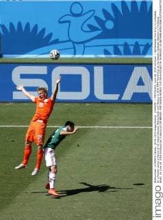 (140629) -- FORTALEZA, June 29, 2014 (Xinhua) -- Netherlands Dirk Kuyt (L) competes for a header during a Round of 16 match between Netherlands and Mexico of 2014 FIFA World Cup at the Estadio Castelao Stadium in Fortaleza, Brazil, on June 29, 2014.(Xinhua Liao Yujie)(pcy) (SP)BRAZIL-FORTALEZA-WORLD CUP 2014-ROUND OF 16-MEXICO VS NETHERLANDS 