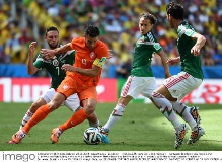 (140629) -- FORTALEZA, June 29, 2014 (Xinhua) -- Netherlands s Robin van Persie (2nd L) breaks through during a Round of 16 match between Netherlands and Mexico of 2014 FIFA World Cup at the Estadio Castelao Stadium in Fortaleza, Brazil, on June 29, 2014.(Xinhua Li Ga)(xzj) (SP)BRAZIL-FORTALEZA-WORLD CUP 2014-ROUND OF 16-MEXICO VS NETHERLANDS 
