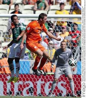 (140629) -- FORTALEZA, June 29, 2014 (Xinhua) -- Mexico s Giovani dos Santos vies with Netherlands s Stefan de Vrij during a Round of 16 match between Netherlands and Mexico of 2014 FIFA World Cup at the Estadio Castelao Stadium in Fortaleza, Brazil, on June 29, 2014. (Xinhua Zhou Lei)(rh) (SP)BRAZIL-FORTALEZA-WORLD CUP 2014-ROUND OF 16-MEXICO VS NETHERLANDS 