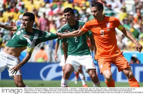 (140629) -- FORTALEZA, June 29, 2014 (Xinhua) -- Netherlands s Robin van Persie (R) drags the shirt of Mexico s Rafael Marquez during a Round of 16 match between Netherlands and Mexico of 2014 FIFA World Cup at the Estadio Castelao Stadium in Fortaleza, Brazil, on June 29, 2014.(Xinhua Li Ga)(xzj) (SP)BRAZIL-FORTALEZA-WORLD CUP 2014-ROUND OF 16-MEXICO VS NETHERLANDS 