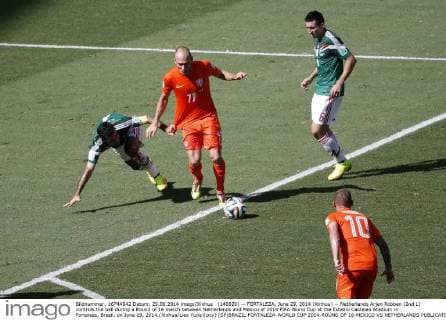 (140629) -- FORTALEZA, June 29, 2014 (Xinhua) -- Netherlands Arjen Robben (2nd L) controls the ball during a Round of 16 match between Netherlands and Mexico of 2014 FIFA World Cup at the Estadio Castelao Stadium in Fortaleza, Brazil, on June 29, 2014.(Xinhua Liao Yujie)(pcy) (SP)BRAZIL-FORTALEZA-WORLD CUP 2014-ROUND OF 16-MEXICO VS NETHERLANDS 