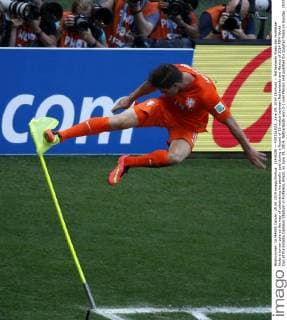 (140629) -- FORTALEZA, June 29, 2014 (Xinhua) -- Netherlands Klaas-Jan Huntelaar kicks a corner pole as the way of celebrating his penalty goal during a Round of 16 match between Netherlands and Mexico of 2014 FIFA World Cup at the Estadio Castelao Stadium in Fortaleza, Brazil, on June 29, 2014. Netherlands won 2-1 over Mexico and qualified for Quarter-finals on Sunday. (Xinhua Liao Yujie)(pcy) (SP)BRAZIL-FORTALEZA-WORLD CUP 2014-ROUND OF 16-MEXICO VS NETHERLANDS 
