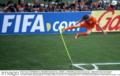 (140629) -- FORTALEZA, June 29, 2014 (Xinhua) -- Netherlands Klaas-Jan Huntelaar kicks a corner pole as the way of celebrating his penalty goal during a Round of 16 match between Netherlands and Mexico of 2014 FIFA World Cup at the Estadio Castelao Stadium in Fortaleza, Brazil, on June 29, 2014. Netherlands won 2-1 over Mexico and qualified for Quarter-finals on Sunday. (Xinhua Liao Yujie)(pcy) (SP)BRAZIL-FORTALEZA-WORLD CUP 2014-ROUND OF 16-MEXICO VS NETHERLANDS 