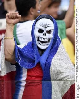 (140629) -- RECIFE, June 29, 2014 (Xinhua) -- A Costa Rica s fan cheers prior to a Round of 16 match 