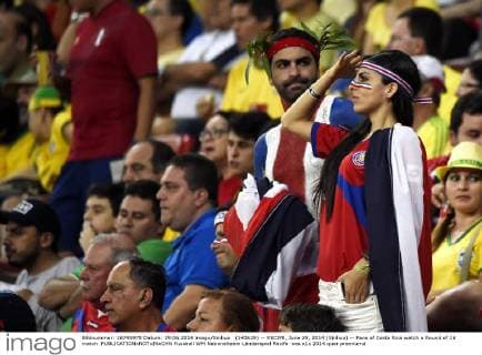 (140629) -- RECIFE, June 29, 2014 (Xinhua) -- Fans of Costa Rica watch a Round of 16 match 