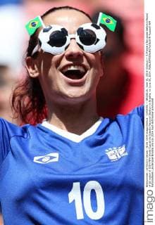 (140630) -- BRASILIA, June 30, 2014 (Xinhua) -- A France s fan poses before a Round of 16 match of 2014 FIFA World Cup at the Estadio Nacional Stadium in Brasilia, on June 30, 2014. 