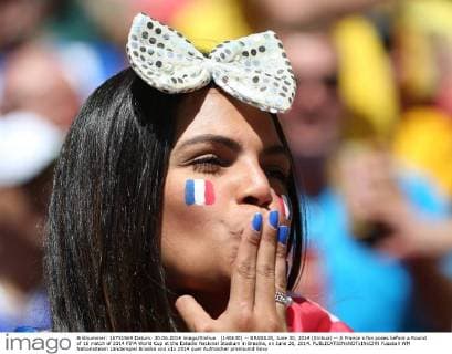 (140630) -- BRASILIA, June 30, 2014 (Xinhua) -- A France s fan poses before a Round of 16 match of 2014 FIFA World Cup at the Estadio Nacional Stadium in Brasilia, on June 30, 2014. 