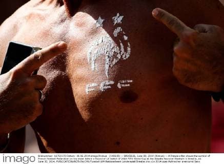 (140630) -- BRASILIA, June 30, 2014 (Xinhua) -- A France s fan shows the symbol of French Football Federation on his chest before a Round of 16 match of 2014 FIFA World Cup at the Estadio Nacional Stadium in Brasilia, on June 30, 2014. 