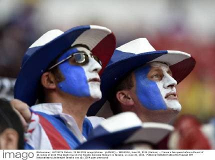 (140630) -- BRASILIA, June 30, 2014 (Xinhua) -- France s fans pose before a Round of 16 match of 2014 FIFA World Cup at the Estadio Nacional Stadium in Brasilia, on June 30, 2014. 