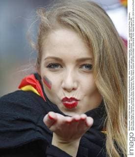 Fans, Fussballfans, supporters, spectators, , junge hübsche Frau, Mädchen, sexy, Kuss, küssen, Küsschen, zuwerfen, Mund aufreizend, Figur, hübsch, lacht, attraktiv, DEUTSCHLAND - ALGERIEN FIFA Fussball WM Weltmeisterschaft am 30.06.2014 Arena Estadio Beira-Rio in Porto Alegre
