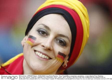 Fans, Fussballfans, supporters, spectators, , junge hübsche Frau, Mädchen, sexy, Kuss, küssen, Küsschen, zuwerfen, Mund aufreizend, Figur, hübsch, lacht, attraktiv, DEUTSCHLAND FIFA Fussball WM Weltmeisterschaft am 30.06.2014 Arena Estadio Beira-Rio in Porto Alegre