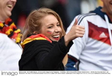 FUSSBALL WM 2014 ACHTELFINALE Deutschland - 30.06.2014 Daumen hoch: ein deutscher Fan