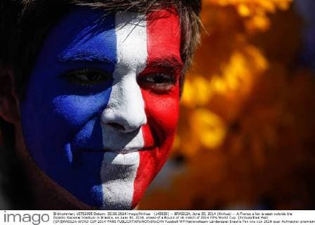 (140630) -- BRASILIA, June 30, 2014 (Xinhua) -- A France s fan is seen outside the Estadio Nacional Stadium in Brasilia, on June 30, 2014, ahead of a Round of 16 match of 2014 FIFA World Cup. (Xinhua Jhon Paz) (SP)BRASILIA-WORD CUP 2014-FANS 