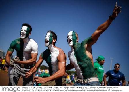 (140630) -- BRASILIA, June 30, 2014 (Xinhua) -- Nigeria s fans pose outside the Estadio Nacional Stadium in Brasilia, on June 30, 2014, ahead of a Round of 16 match of 2014 FIFA World Cup. (Xinhua Jhon Paz) (SP)BRASILIA-WORD CUP 2014-FANS 