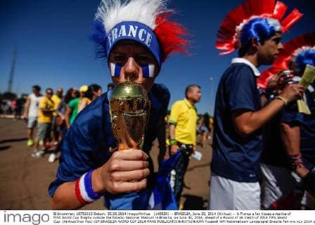 (140630) -- BRASILIA, June 30, 2014 (Xinhua) -- A France s fan kisses a replica of FIFA World Cup Trophy outside the Estadio Nacional Stadium in Brasilia, on June 30, 2014, ahead of a Round of 16 match of 2014 FIFA World Cup. (Xinhua Jhon Paz) (SP)BRASILIA-WORD CUP 2014-FANS 