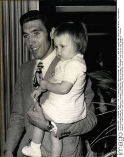 Sep. 11, 1971 - After his magnificent victory at the World Championship on the route to Mendrisio, Belgium s champion cyclist Eddy Merckx returned to Belgium with his wife and daughter, Sabrina.  - ZUMAk09