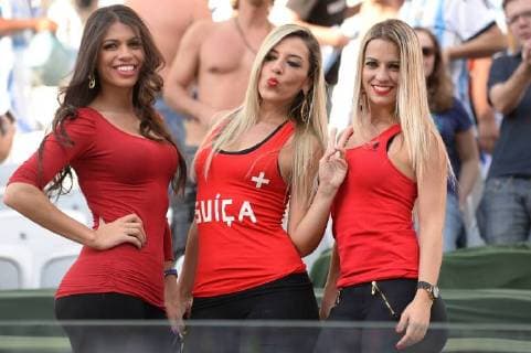 schweizer weibliche Fans,Fussballfans,junge Frauen. Achtelfinale,2.Runde,Spiel 55, am 01.07.2014 in Sao Paulo. Fussball Weltmeisterschaft 2014.
