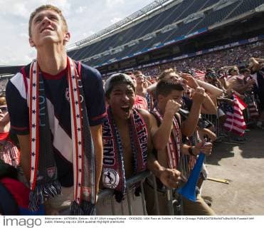 CHICAGO, USA Fans at Soldier s Field in Chicago 