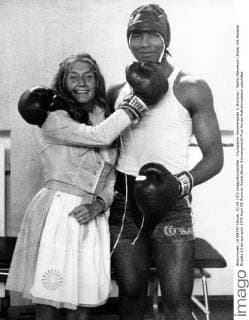 Olympische Sommerspiele in München: Teofilo Stevenson (Kuba) mit Hostess Brigitte